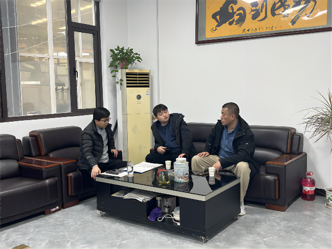 周经理与前来考察合作的客户沟通茄子APP视频下载方案