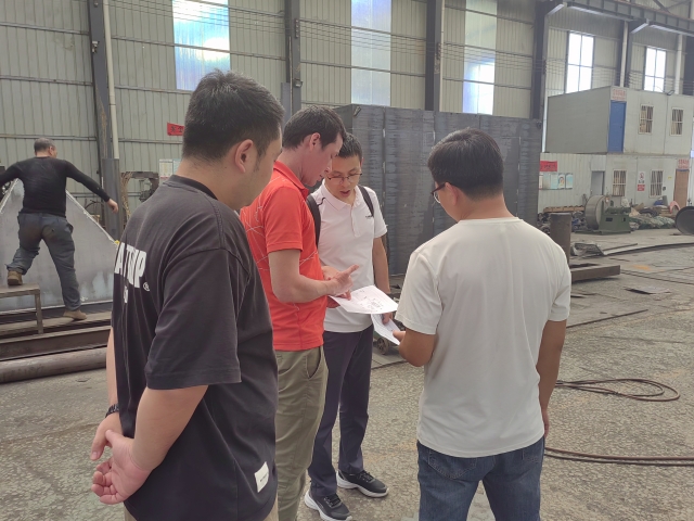 跨国交流新篇章——非洲客户参观考察茄子APP视频下载制造现场